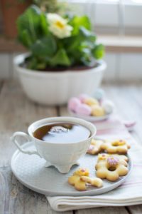 Wielkanocne ciasteczka z ajerkoniakowym lukrem