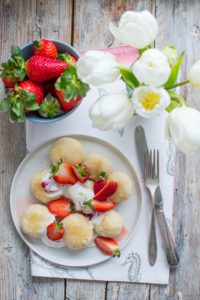 Twarogowe knedle z truskawkami