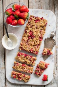 Batoniki owsiane z miodem, truskawkami i rabarbarem
