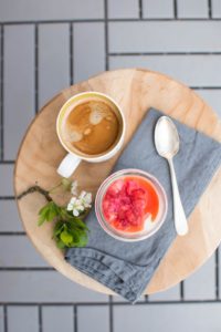 Panna cotta z kefirem i rabarbarem