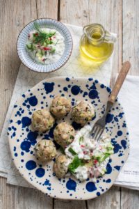 Pieczone klopsiki z cukinią i sosem jogurtowym