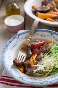 „Straccetti” z polędwicy wołowej z pieczoną papryką