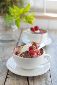 Truskawki z rabarbarem zapiekane pod ciastem