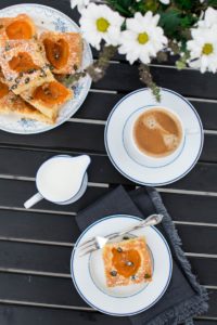 Placek z morelami (i pistacjami)