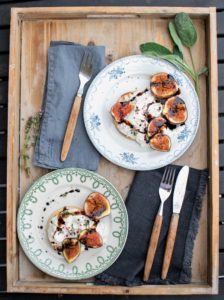 Grzanki z figami w sosie balsamicznym i burratą