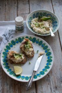 Pasta jajeczna z wędzonym pstrągiem