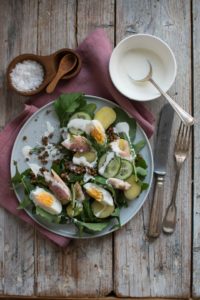 Sałatka z wędzonego pstrąga i soczewicy ze śmietankowym sosem