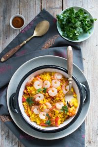 Paella z chorizo i krewetkami