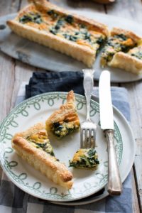 Tarta szpinakowa na sezamowym spodzie