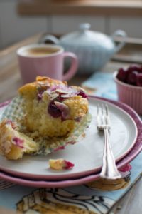 Proste muffinki jogurtowe z wiśniami