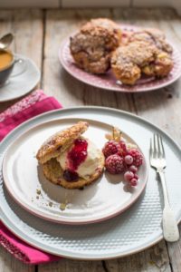 Brytyjskie bułeczki SCONES z malinami