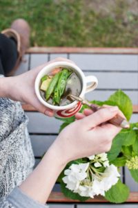 Zupa z młodych warzyw (i wiosenne przesadzanie hortensji)