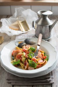 Szybki makaron z łososiem i warzywami