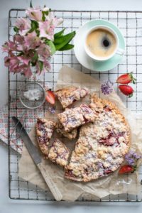 Proste ciasto z kruszonką, truskawkami i rabarbarem