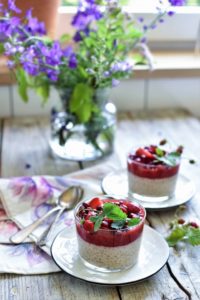 Kokosowy pudding z tapioki z musem truskawkowym