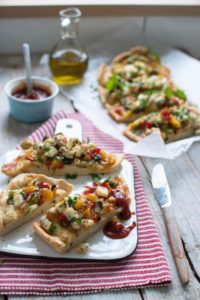 Sezonowa pizza warzywna z serem halloumi