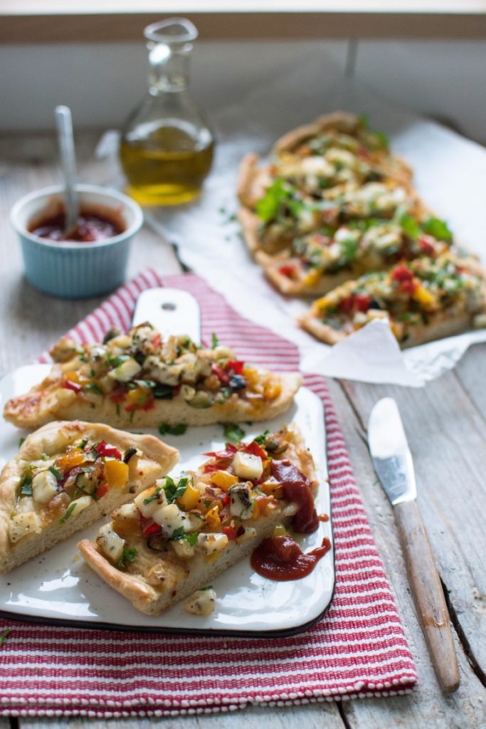 Sezonowa pizza warzywna z serem halloumi