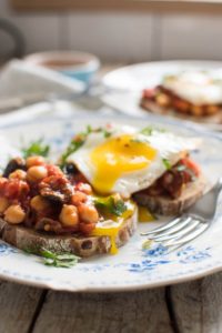 Grzanki z ciecierzycą i jajkiem
