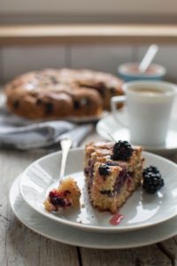 Maślane ciasto z jeżynami