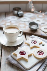 Linzer cookies - maślane ciasteczka migdałowe z dżemem
