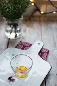 ŚWIĄTECZNA SAŁATKA Z BURACZKAMI, ŚLEDZIEM I SZAFRANOWYM MAJONEZEM