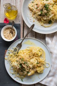 Spaghetti z kalafiorem i czosnkową kruszonką