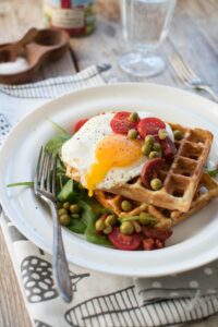 Wytrawne gofry - z serem pleśniowym, chorizo i groszkiem