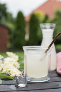 Naturalnie gazowana lemoniada z kwiatów czarnego bzu