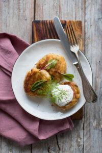 Kotlety ziemniaczane z młodą kapustą