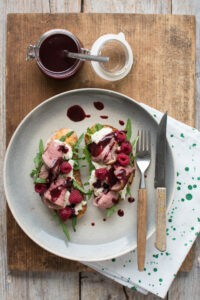 Pierś kaczki na grzance z malinowym octem balsamicznym