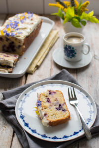 Jogurtowa babka z borówkami