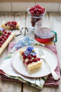 Tarta z kremem mascarpone i malinami