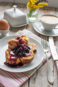 Tosty francuskie z ciepłym sosem borówkowym