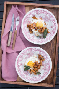 Grzanki z kurkami i jajkiem