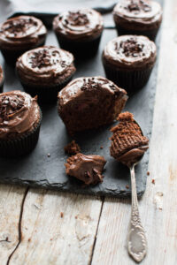 Czekoladowe babeczki z (łatwym) kremem