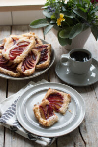 Łatwe jesienne ciastka francuskie ze śliwkami