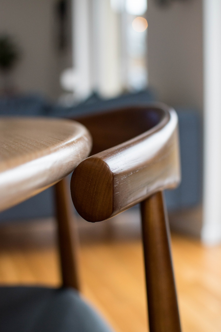 gięte krzesła drewniane mid century
