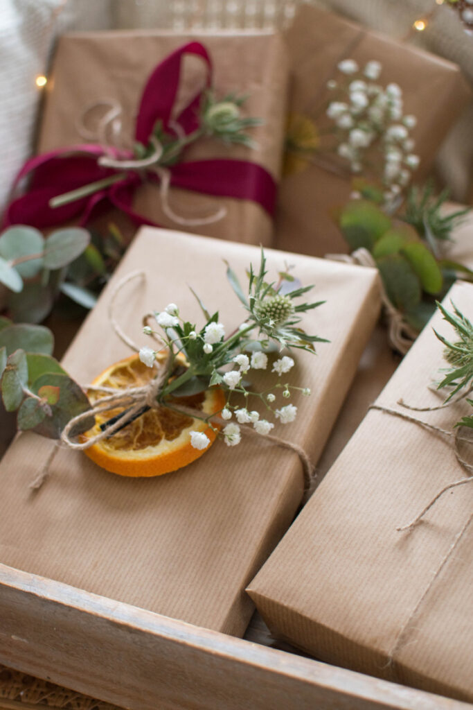 Pomysły na pakowanie prezentów... szary papier i naturalne dodatki
