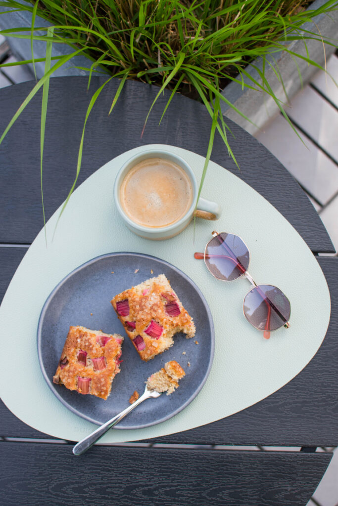 Ciasto migdałowe z rabarbarem