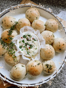 Pieczony ser camembert (z bułeczkami)