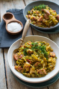 Młoda kapusta zasmażana (z koperkiem i kiełbasą)