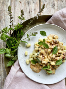 Gnocchi w sosie śmietanowym z cukinią i suszonymi pomidorami