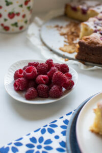 Wilgotne ciasto z ricottą i malinami